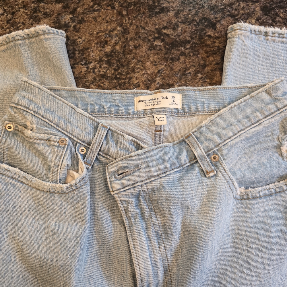 Abercrombie & Fitch Light Wash Boyfriend Jeans- The 90s Straight Ultra High Rise